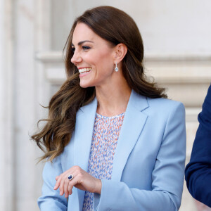 O blazer alongado é um dos casacos favoritos da duquesa Kate Middleton