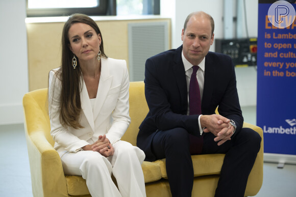 Kate Middleton combina blazer, camisa e calça em branco para evento formal