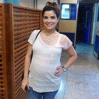 Vanessa Giácomo, grávida de 8 meses, visita 'Império' e torce por Drica Moraes