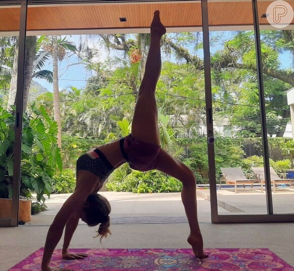 Grazi Massafera é adepta da yoga e exercícios para manter o corpo em forma