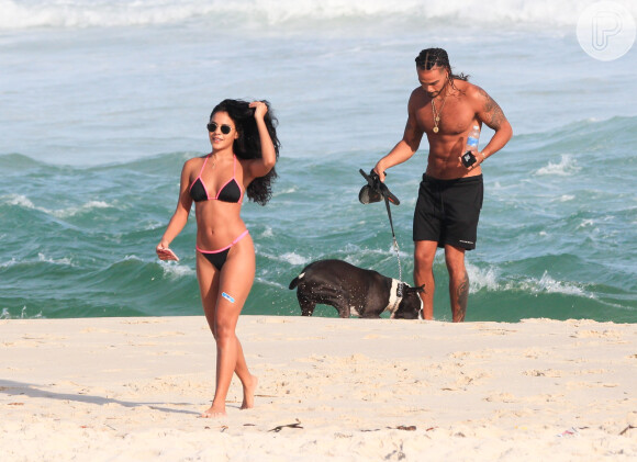Bella Campos exibiu o corpo de biquíni na praia da Barra