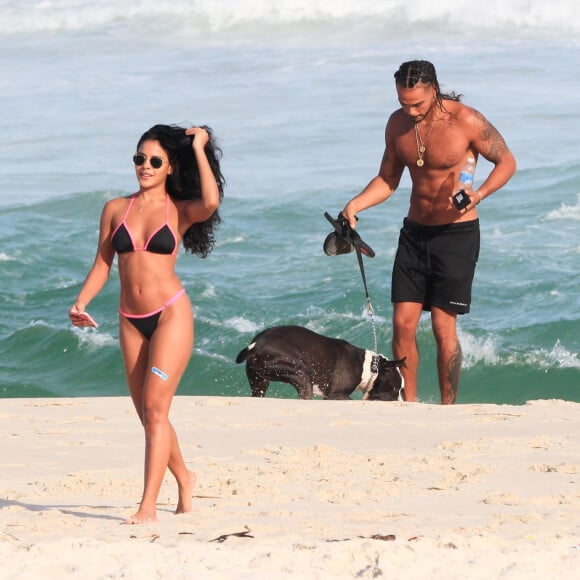 Bella Campos exibiu o corpo de biquíni na praia da Barra