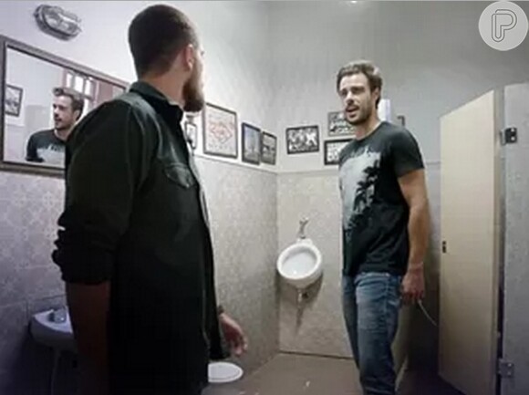 Enrico (Joaquim Lopes) e Vicente (Rafael Cardoso) se reencontram no banheiro do bar de Manuel (Jackson Antunes), em 'Império'