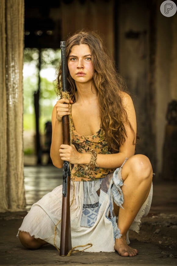 Juma (Alanis Guillen) tem cabelo longo em camadas marcante e com bastante volume na novela 'Pantanal'