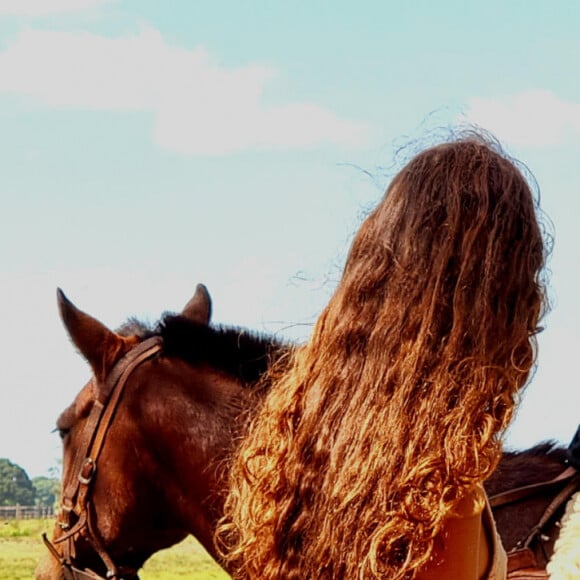 Juma, de 'Pantanal', tem cabelo marcado por camadas cheias de atitude e leve ondulado