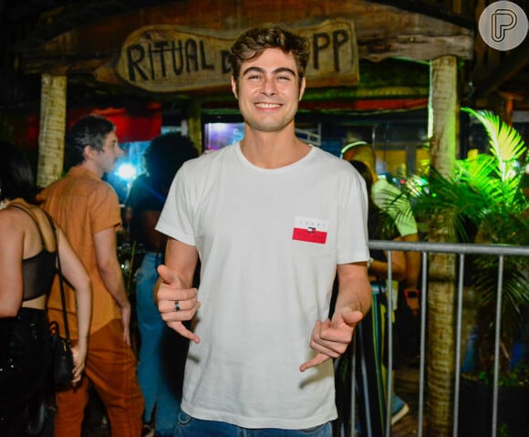 Rafael Vitti prestigiou festa da novela 'Além da Ilusão' em bar no RJ