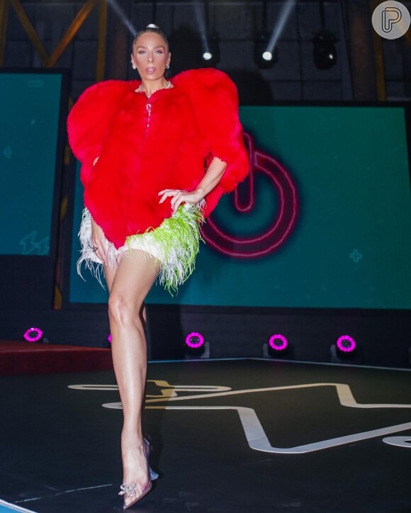 Casaco de pelúcia vermelho se destacou no look de Adriane Galisteu na final do 'Power Couple'