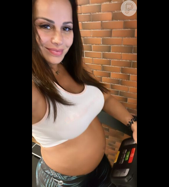 Barriga de gravidez de Viviane Araujo rouba a cena em look fitness