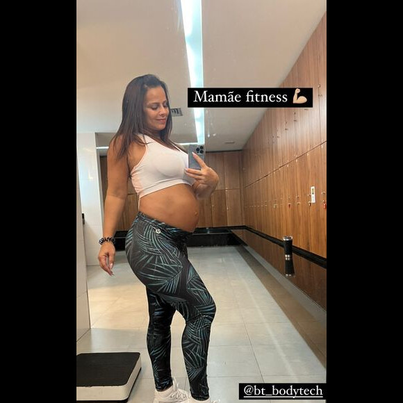 Grávida, Viviane Araujo brinca: 'Mamãe fitness'