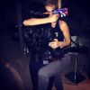 Hailey Baldwin abraça Kylie Jenner, outra irmã de Kim Kardashian