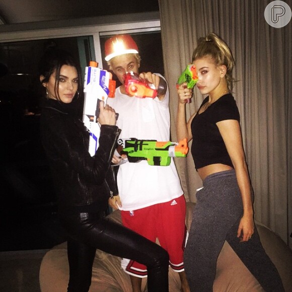 Justin Bieber brinca com armas falsas ao lado de Kendall Jenner, irmã de Kim Kardashian, e Hailey Baldwin