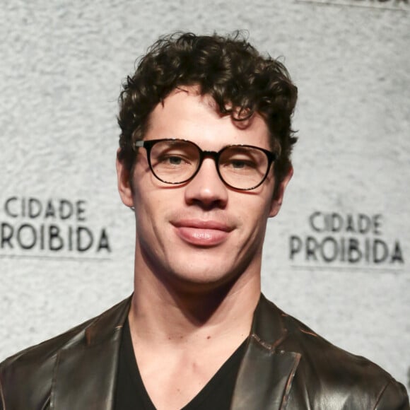 José Loreto chegou a negar o affair com Gabi Martins, mas depois confirmou