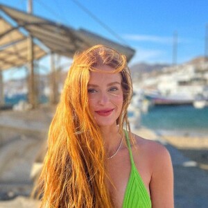 Marina Ruy Barbosa aposta em looks de cores vivas para o verão europeu