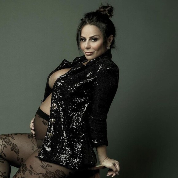 Viviane Araújo aposta em look sexy 