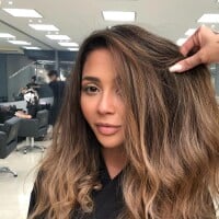 Morena iluminada no Inverno: descubra quatro versões de cabelo castanho em alta para um visual marcante