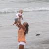 Grazi Massafera se divertiu com o bebê que contracena em 'Flor do Caribe' na tarde desta quinta-feira, 21 de março de 2013
