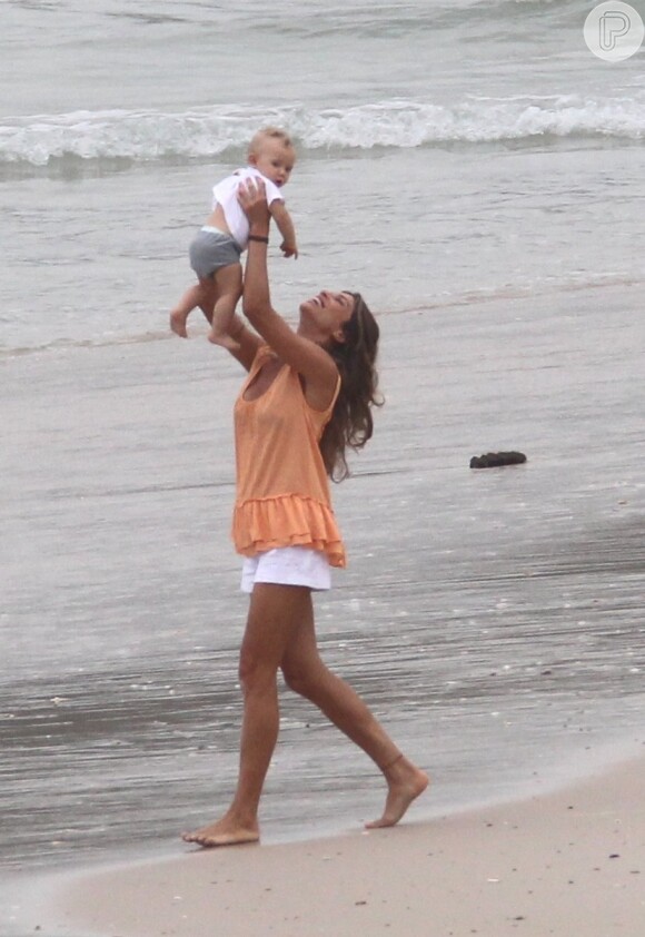 Grazi Massafera se divertiu com o bebê que contracena em 'Flor do Caribe' na tarde desta quinta-feira, 21 de março de 2013