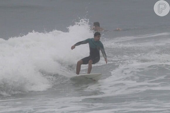 Enquanto Grazi gravava em uma praia, Cauã surfava em outra, também na Zona Oeste do Rio