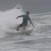 Apaixonado pelo surf, Cauã não resiste à água. Recentemente, ele foi praticar o esporte no Havaí