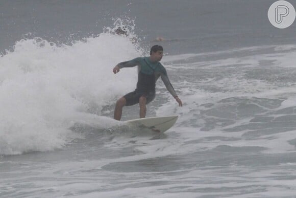 Apaixonado pelo surf, Cauã não resiste à água. Recentemente, ele foi praticar o esporte no Havaí