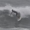 Mesmo sob um dia cinzento, Cauã Reymond surfou no Rio de Janeiro