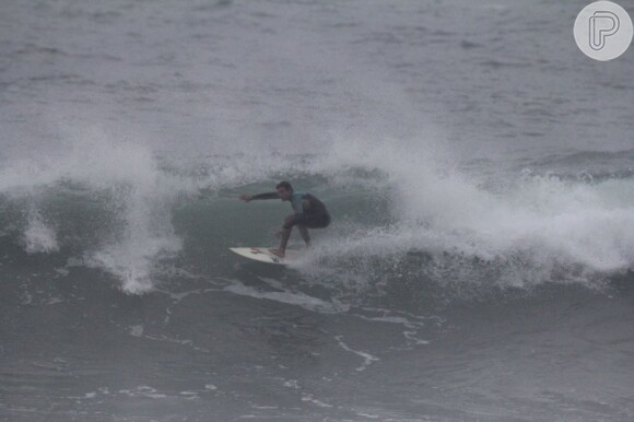 Cauã exibe suas habilidades como surfista