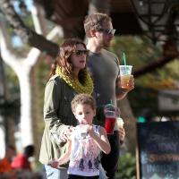 Drew Barrymore e o marido viram babá por um dia e brincam com crianças nos EUA