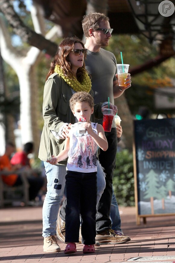 Drew Barrymore e seu marido, Will Kopelman, tomam bebidas em cafeteria em Santa Mônica, na Califórnia, nos Estados Unidos, em 24 de novembro de 2012