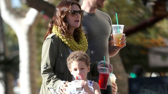 Drew Barrymore e o marido viram babá por um dia e brincam com crianças nos EUA