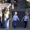 Drew Barrymore e Will Kopelman passeiam com três crianças em Santa Monica