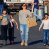 Drew Barrymore e Will Kopelman levam três crianças para passear
