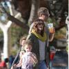 A atriz Drew Barrymore e seu marido, Will Kopelman, passeiam durante um dia de sol em Santa Mônica, em 24 de novembro de 2012