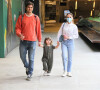 Rafael Vitti e Tata Werneck passearam com a filha em shopping no Rio de Janeiro