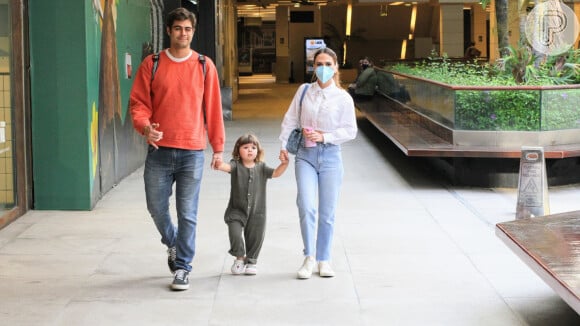 Rafael Vitti e Tata Werneck passearam com a filha em shopping no Rio de Janeiro