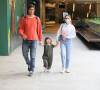 Rafael Vitti e Tata Werneck foram flagrados em passeio no shopping com a filha
