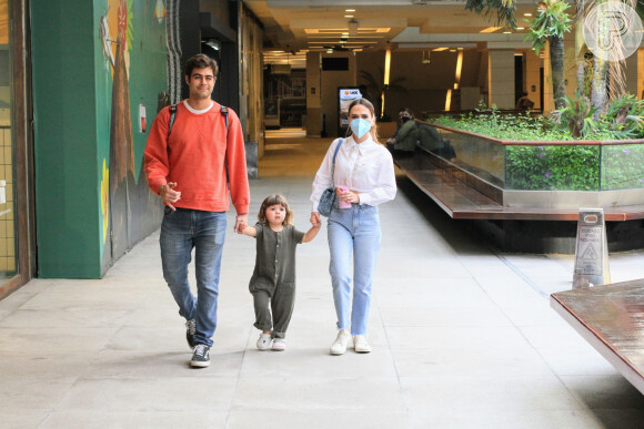 Rafael Vitti e Tata Werneck foram flagrados em passeio no shopping com a filha