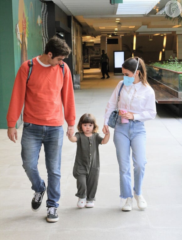 Clara Maria, filha Rafael Vitti e Tata Werneck, circulou pelos corredores de mãos dadas com os pais