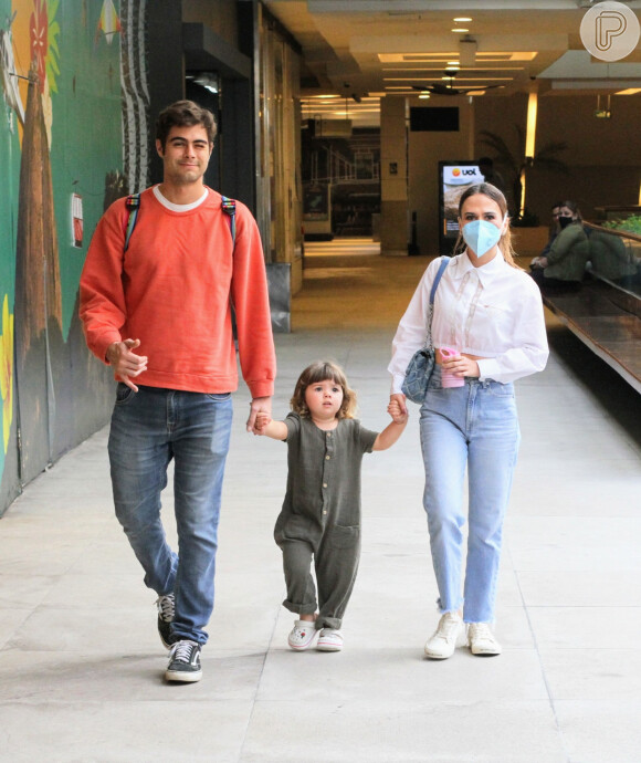 Rafael Vitti e Tata Werneck levaram a filha, Clara Maria, a shopping do Rio de Janeiro