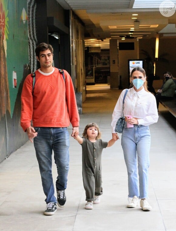 Rafael Vitti e Tata Werneck foram fotografados passeando com a filha