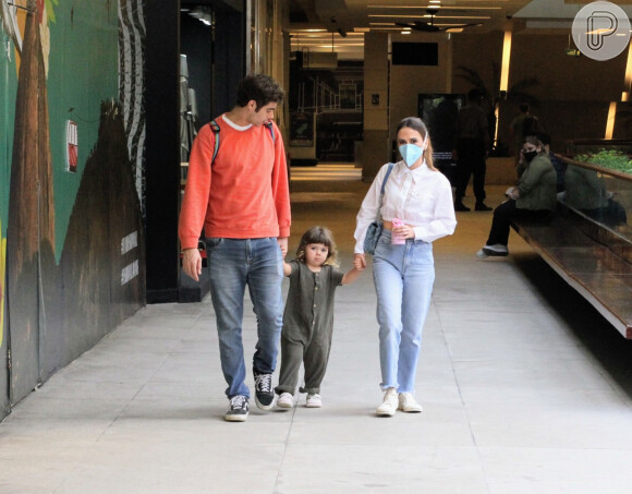 Rafael Vitti, Tata Werneck e Clara Maria foram flagrados enquanto caminhavam nos corredores de um shopping no Rio de Janeiro