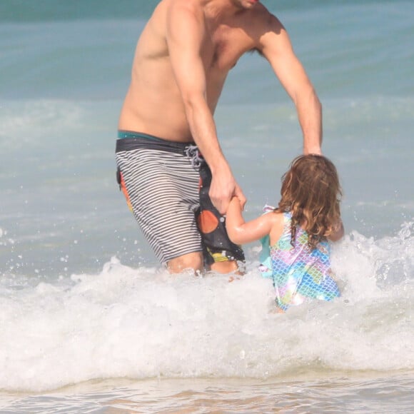 Com a ajuda de Rafael Vitti, Clara Maria se divertiu em banho de mar