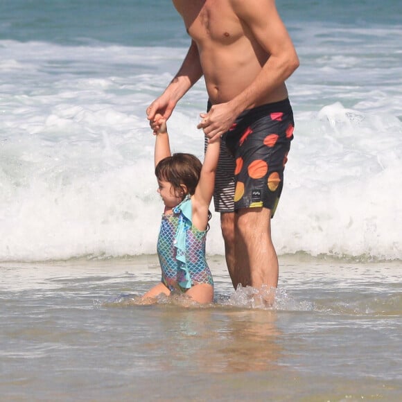 Clara Maria, filha de Tatá Werneck e Rafael Vitti, encarou as ondas!