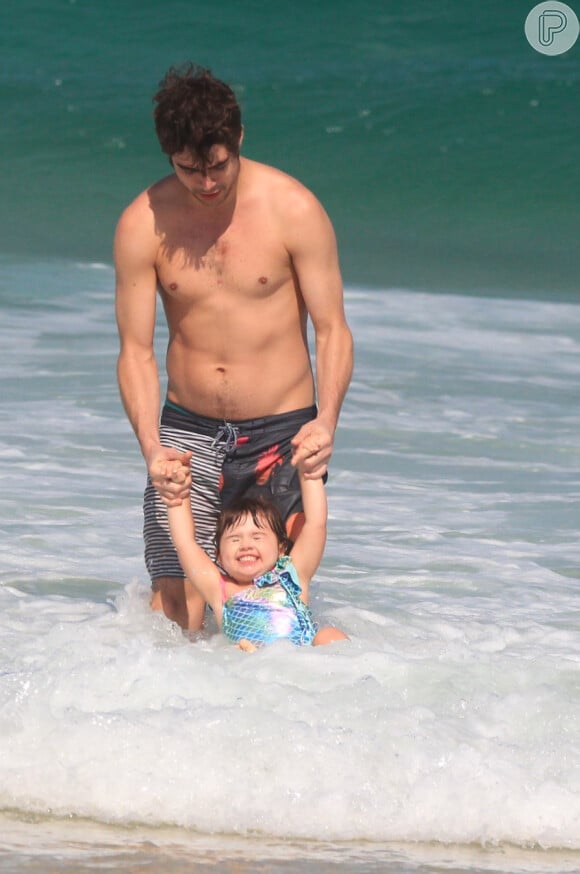 Filha de Tatá Werneck e Rafael Vitti exibiu um sorrisão enquanto brincava com o pai na praia