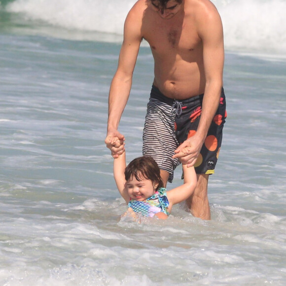 Clara Maria, filha de Tatá Werneck e Rafael Vitti, sempre encanta os internautas em aparições nas redes sociais dos pais