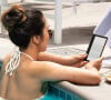 Kindle Oasis é ideal para quem ama ler perto de praia e piscina