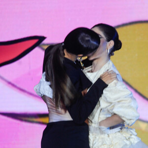 Bianca Andrade e Gkay viraram assunto ao se beijarem no palco do MTV MIaw 2022