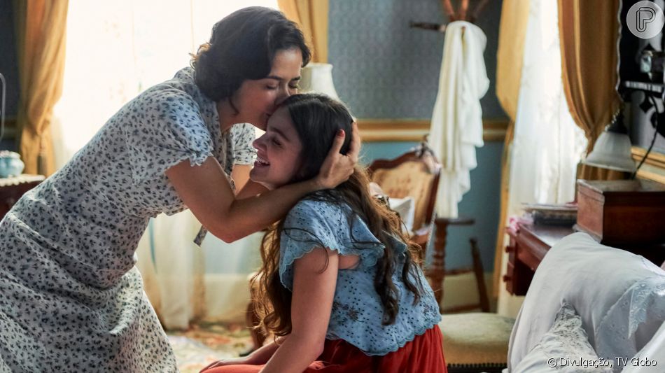 Heloísa tenta confortar a filha, Olívia, após a operária receber notícia devastadora, no fim da novela 'Além da Ilusão'