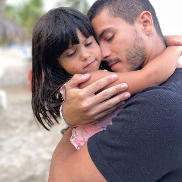 Arthur Aguiar limita o acesso da filha, Sophia, à tablets e celulares