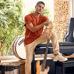 Arthur Aguiar disse que é difícil passar imune às críticas