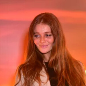 Cintia Dicker exibiu barriga de grávida em exposição no Rio de Janeiro